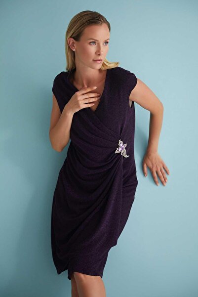 Selen Giyim Kruvaze Yandan Drapeli Broşlu Simli Elbise / MOR