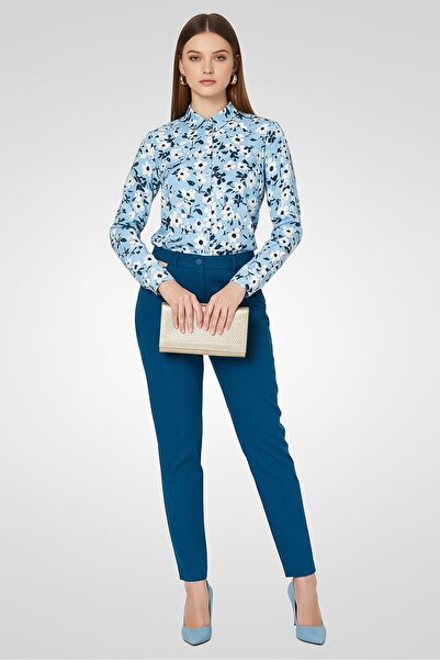 Lacoste بنطلون شينو منسوج للنساء، أزرق مخضر