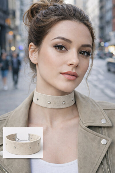 SYAZE قلادة نسائية من قماش جلد الغزال بلون إكرو مع تفاصيل معدنية - عرض 4 سم