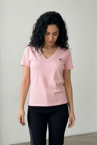 Mood Lab Regular Fit V Yaka Basic Pembe Kısa Kollu Tişört Kalp Baskılı