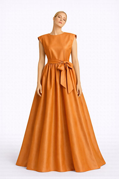 MERT ERKAN فستان طويل أنيق من التفتا بتفاصيل واسعة على الكتف وأكمام عميقة