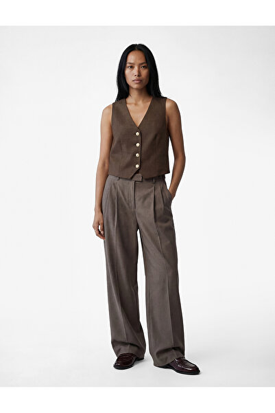 Koton سترة بدون أكمام بتفاصيل خياطة على شكل حرف V