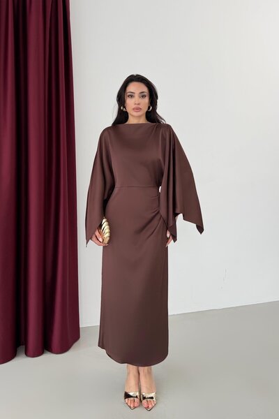 Serica Moda فستان من الساتان بكم طويل وحزام خصر من قماش كراف فايت