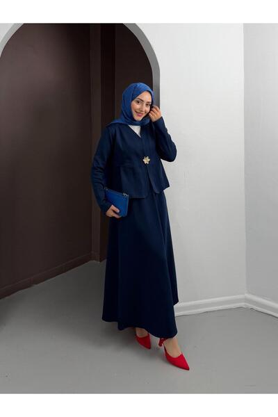 butik hira Costum scuba cu fustă și broșă detaliată