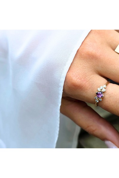 Joliesse Diamonds Inel din aur galben de 14K cu safir pătrat roz și diamante „Elegance Royale”
