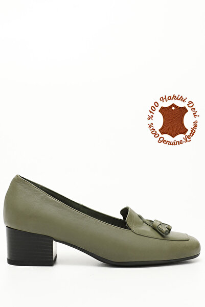 GÖNDERİ(R) حذاء نسائي من الجلد الكاكي ذو مقدمة حادة وكعب سميك قصير