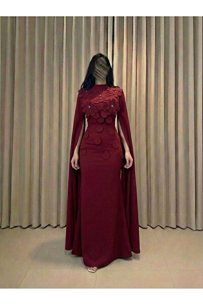 DUBAİ A burgundy dress with an elegant design that combines luxury and softness.