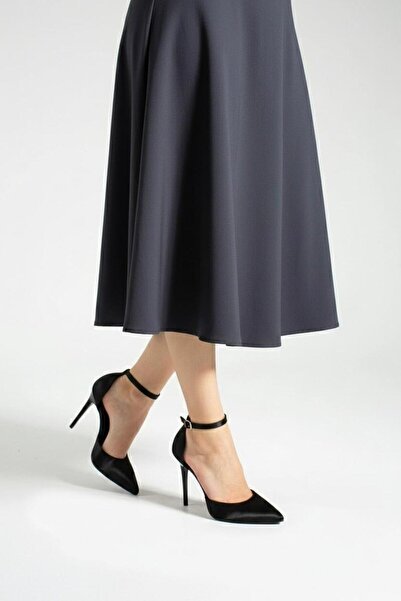 marinarosse حذاء كادين مونيكا بكعب عالٍ ورفيع مع حزام للكاحل من الساتان الأسود