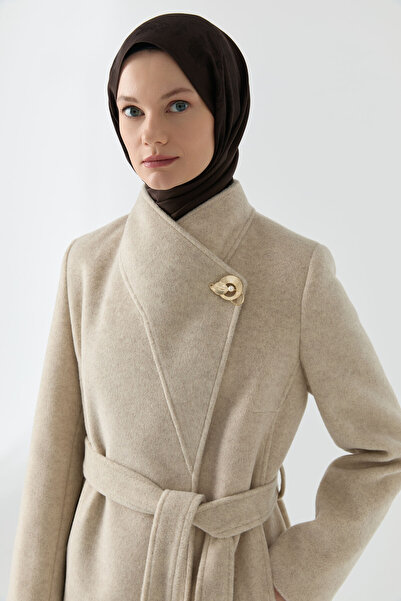Tuğba Broş Detaylı Kuşaklı Manto - Bej