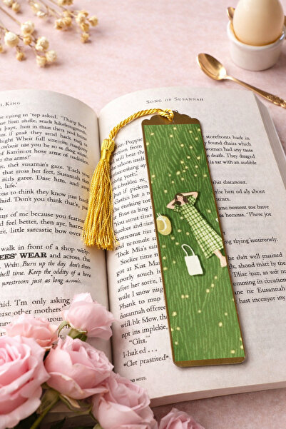 RenkliİzlerAtölyesi فاصل كتب معدني بتصميم لوحة فنية (قصص هادئة)