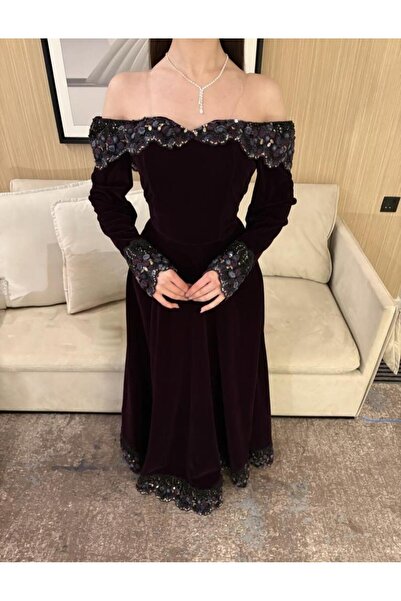 Genenic Velvet dresses in a dark burgundy color