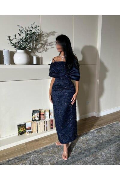 Genenic A distinctive and elegant navy and black evening dress