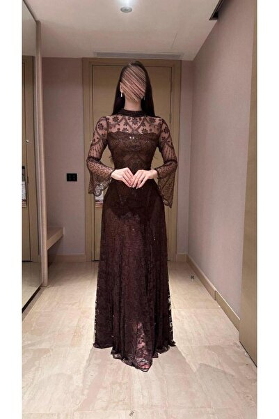 Genenic Elegant and attractive lace dress with a shiny fabric