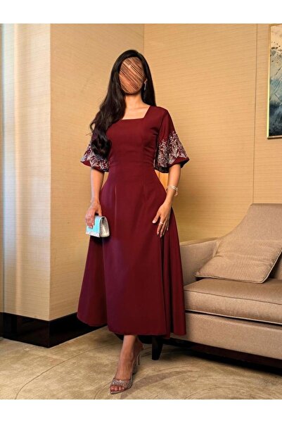 Genenic Elegant dress with embroidery on the shoulder