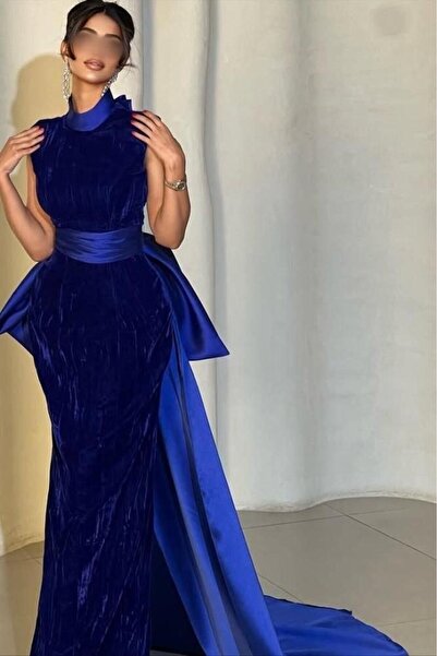 Genenic dark blue dress with a train