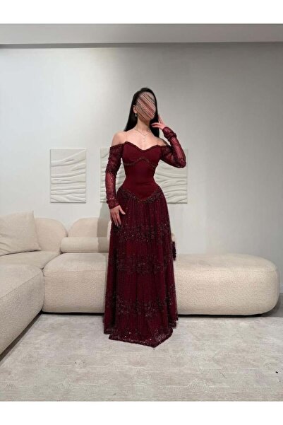 Genenic Elegant evening dress in a luxurious burgundy color