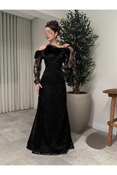 Genenic Elegant black dress with ruffles