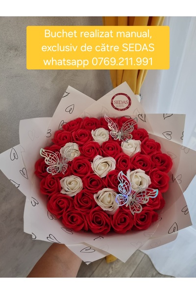 Store.sedas Buchet 37 trandafiri de sapun rosii si albi, cu fluturi, realizat...