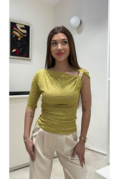 Şamdan A patterned blouse with one sleeve, adorned with a distinctive shoulde...