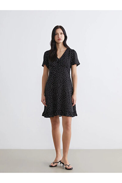 LC Waikiki Μίνι φόρεμα LCW Comfort σε μαύρο χρώμα με λαιμόκοψη V και βολάν με...