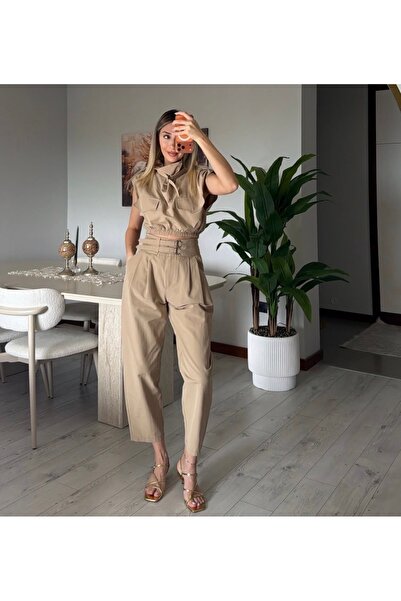 Quzu Vatkalı Kemer Detaylı Pantolon Bluz Premium Bej Takım