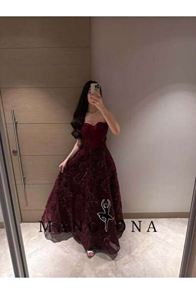 MANGONA Luxurious long evening dress in a deep burgundy color, with a corset ...