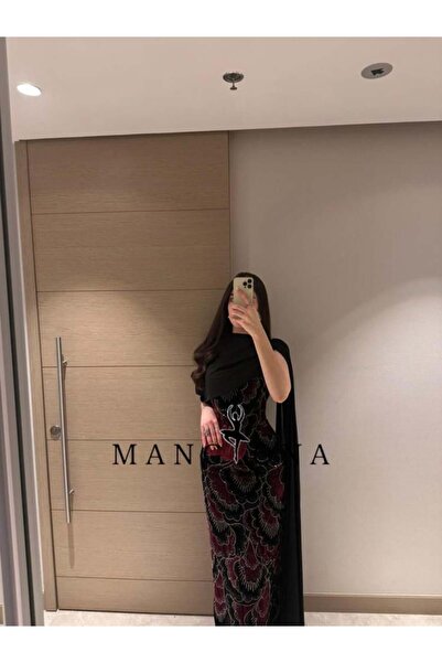 MANGONA فستان سهرة طويل فاخر لون أسود وعودي مطرز بالكامل خرز وترتر نقشة أمواج...