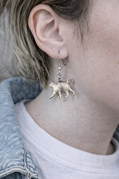 HER ŞEY NOTA www.herseynota.com سايلنت كات – أقراط فضية اللون بتصميم قطة بسيط