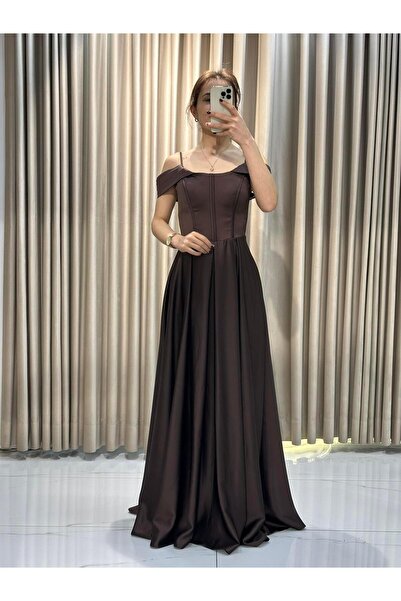 Kaleiçi Yıldızlar Kahverengi Kayık Yaka İp Askılı Abiye Elbise |