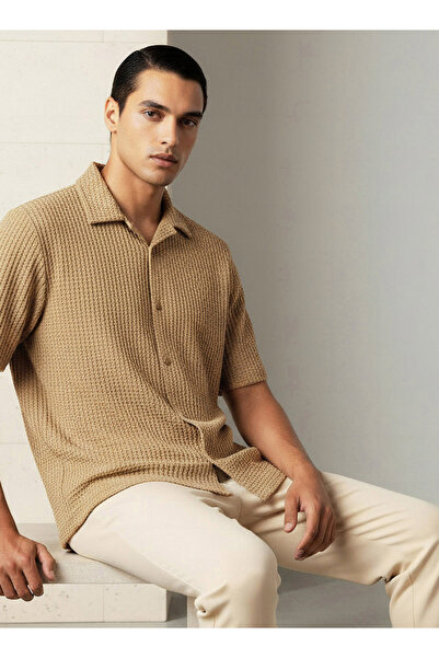 Iconic قميص رجالي بأكمام قصيرة وياقة واسعة وقصة عادية وياقة مربعة.