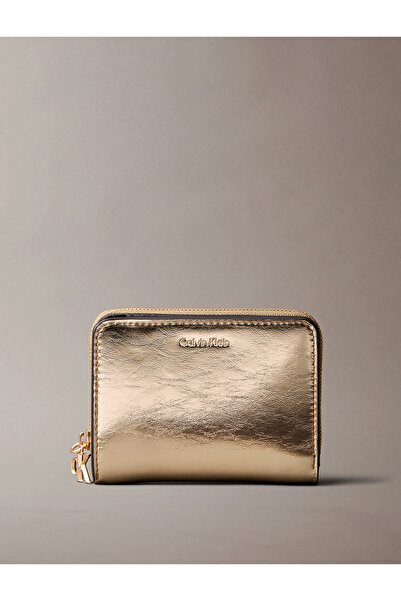 Calvin Klein محفظة نسائية من الجلد بسحاب للإغلاق ومكان للعملات المعدنية باللو...