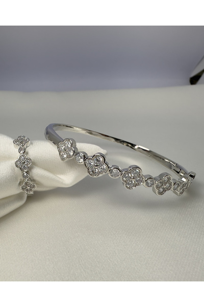 Samu Accessories طقم مشبك وخاتم على شكل برسيم مرصع بالأحجار - طقم برسيم ملكي فضي