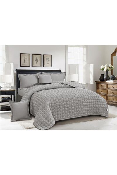 Red Rose A single and a half bed comforter set with a plain hotel-style desig...