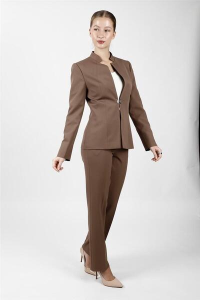 ÖNDER ÖZSOY سترة هاكيم ياكا الكلاسيكية وبنطلون بجيوب وساق أنبوبي للنساء - بني