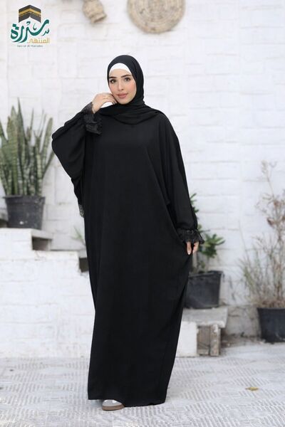 SIDRAALMONTAHA Yosra-style abaya for a distinctive look, including the veil.