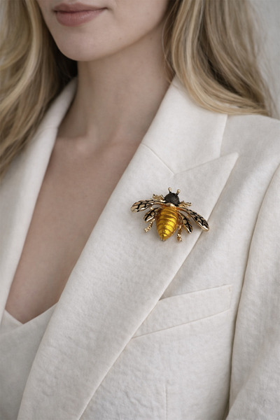 Modex Kabartma Kanat Dokulu Arı Broş (3cm)