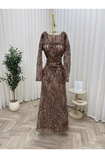 ainaqat aljawhara Maryam's dress