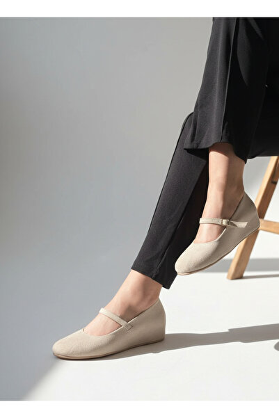 Favi Ayakkabı Bej Süet İçten Gizli 4 cm Dolgulu Baret Detaylı Babet