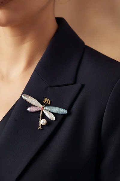 model aksesuar Özel Tasarım İnci Detaylı Renkli Taşlı Yusufçuk Broş