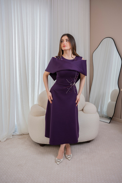REVE An elegant purple dress, with an off-the-shoulder cut and delicate embro...