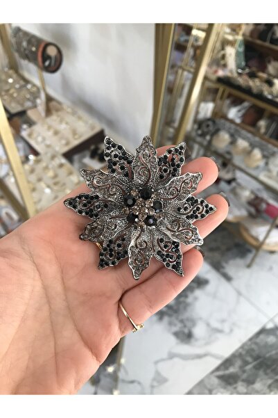 the ASEL İNCİ Lotus Model Siyah Taş Detaylı Broş