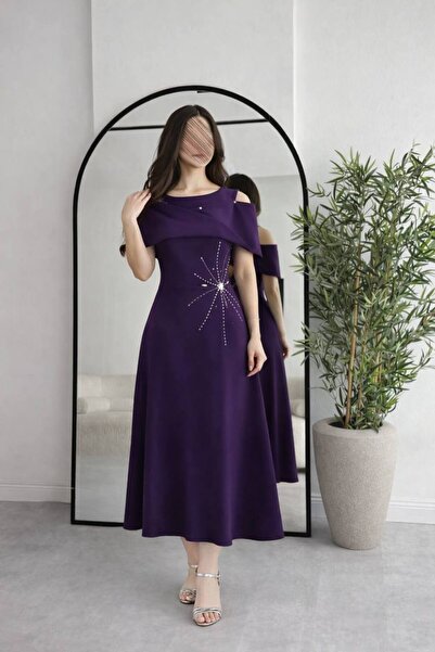 Calissa Store A beautiful mauve dress with elegant embroidery