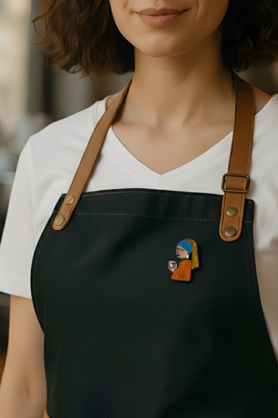 gokmentoy İnci Küpeli Kadın Barista El Boyaması Ahşap Rozet
