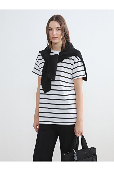 LC Waikiki Μαύρο γυναικείο μπλουζάκι με ριγέ λαιμόκοψη