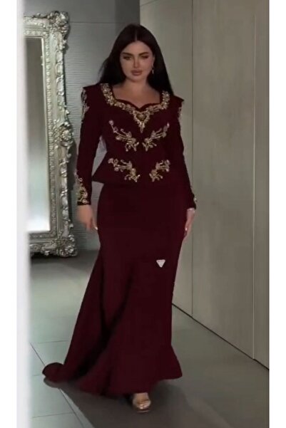 NALA FASHION A luxurious evening dress in a deep burgundy color,