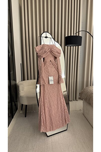 DUBAİ An elegant evening dress in a soft, dusty pink hue, crafted from luxuri...