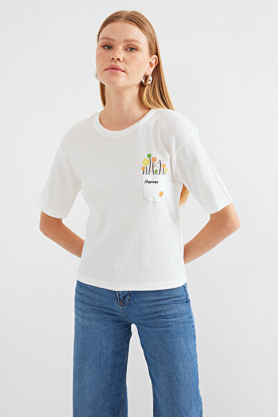 Bigdart Women's T-shirt with a white floral print - Made in Turkey