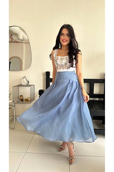 REVE طقم أنيق بقطعتين: توب أبيض مطرز بالأحجار وتنورة سماوية منسدلة