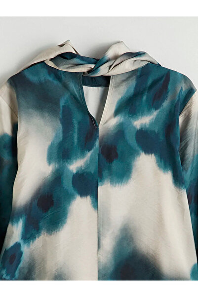 LC Waikiki Блуза с хаки шал-яка и батик мотиви