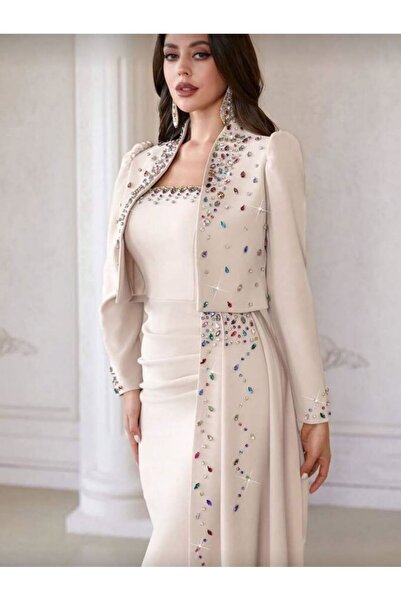 BN8 An evening dress overflowing with femininity and sophistication, expertly...